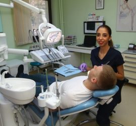 Medic stomatolog care lucrează cu un pacient în cabinetul stomatologic.