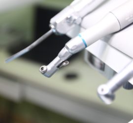 Instrument dentar cu capăt rotativ, utilizat în proceduri stomatologice.
