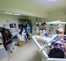 Interiorul unui cabinet stomatologic cu personal medical și pacienți în timpul consultațiilor.