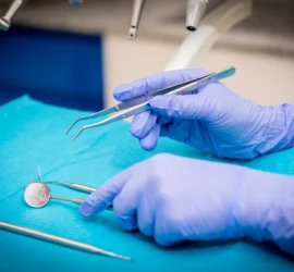 Instrumentar stomatologic: oglinda, pensa sonda si spatula manipulate si asezate pe masuta la stomatologie