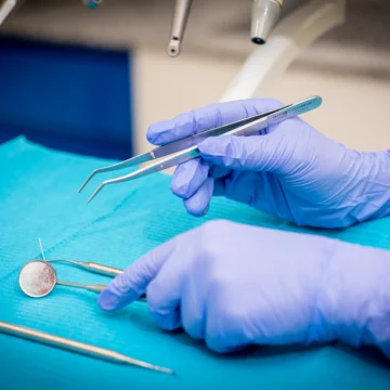 Instrumentar stomatologic: oglinda, pensa sonda si spatula manipulate si asezate pe masuta la stomatologie