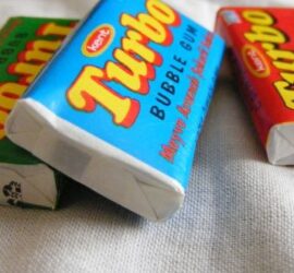 Trei pachete de gumă Turbo în culori diferite: verde, albastru și roșu.