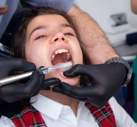 Copil in cabinetul stomatologic invata periajul dentar corect de la medicul stomatolog