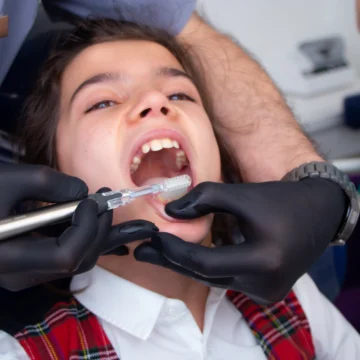 Copil in cabinetul stomatologic invata periajul dentar corect de la medicul stomatolog