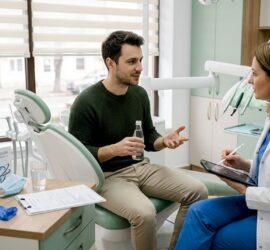 Discuție între pacient și medic după realizarea unui implant dentar