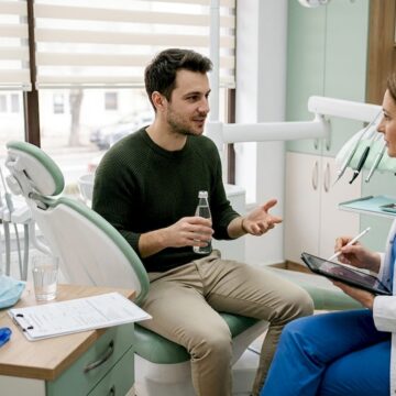 Discuție între pacient și medic după realizarea unui implant dentar