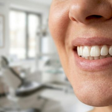 O pacientă poartă o discuție cu medicul stomatolog despre opțiunile pentru un implant dentar.