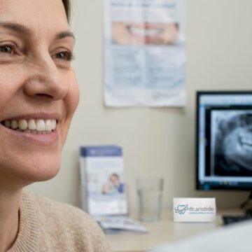 Medicul stomatolog poartă o discuție cu pacientul despre opțiunea implanturilor dentare.