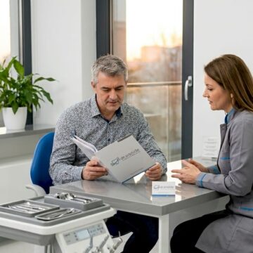 Cum te pregătești corect pentru implant dentar: ghid complet Dialog între pacient și medicul stomatolog în timpul consultației